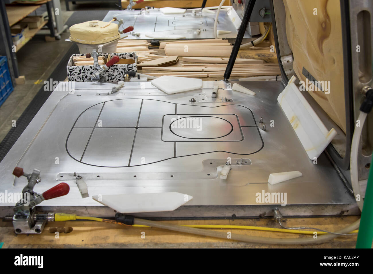 Attrezzature per componenti di forma del legno e di chitarre acustiche in fabbrica. Foto Stock