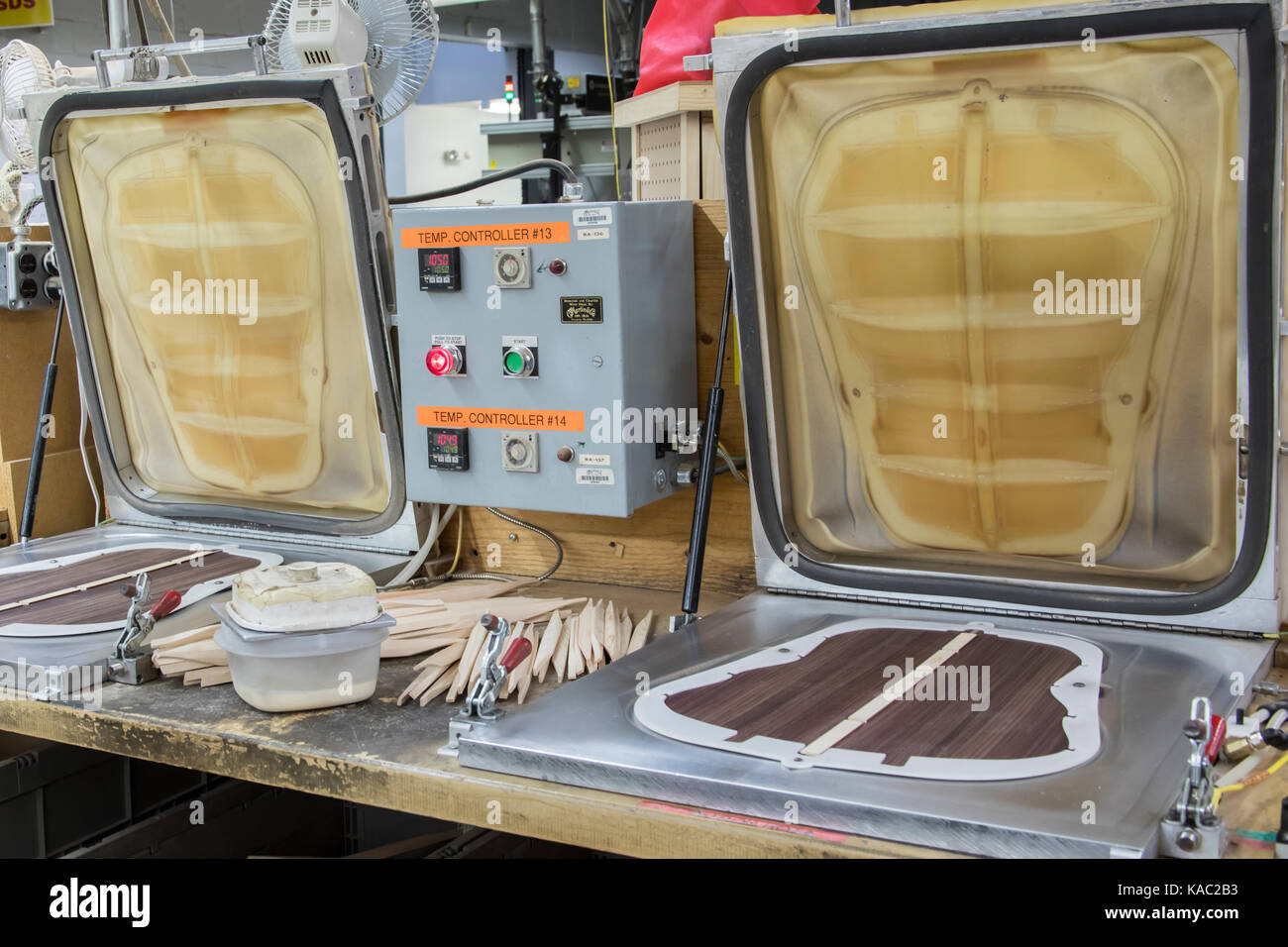 Componenti di legno chitarre acustiche in macchinari in corso di costruzione in fabbrica. Foto Stock
