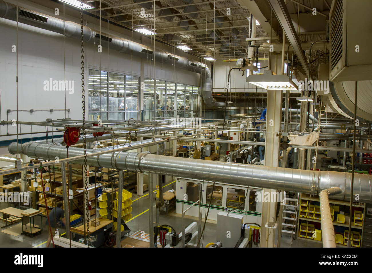Nazareth, PA - 22 Settembre 2017 : C. F. Martin Guitar in fabbrica con pavimento di legno grandi attrezzature di lavoro e dei lavoratori. Foto Stock