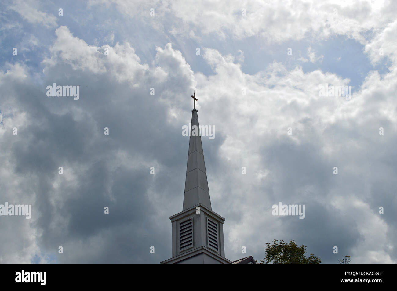 Foto di un campanile con uno sfondo di sole e nuvole Foto Stock