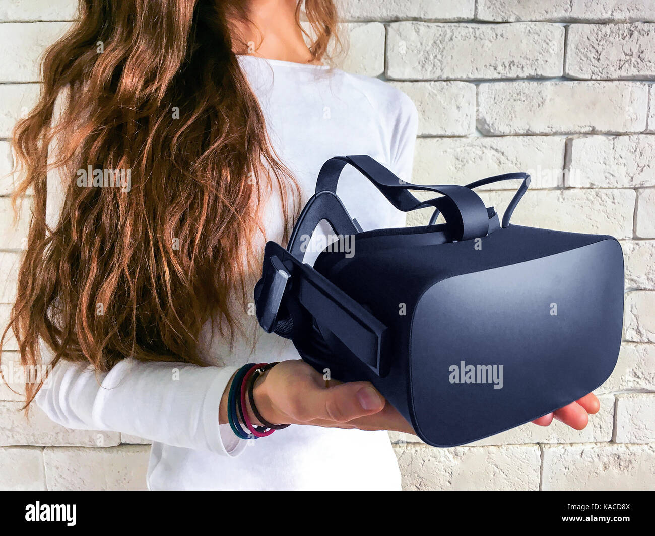 Donna con la realtà virtuale gli occhiali di protezione Foto Stock