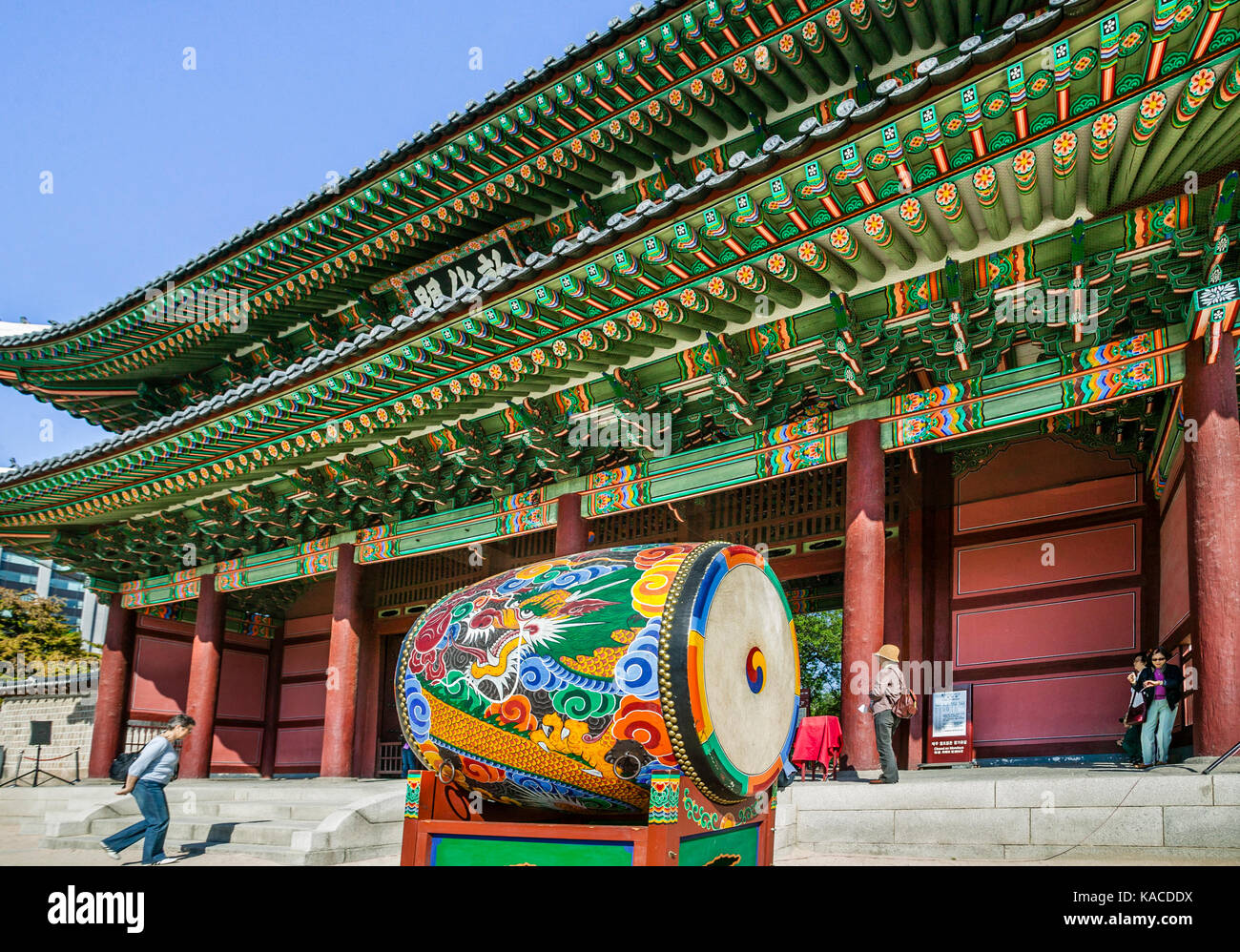 Corea del Sud, Seoul, enorme canna tradizionale tamburo a Donhwamun Gate al Palazzo di Changdeokgung (prospera virtù Palace) Foto Stock