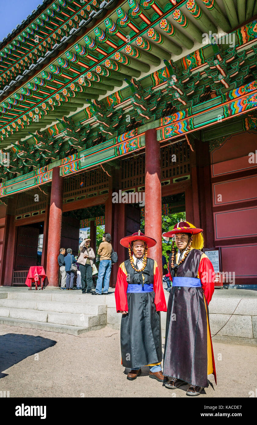 Corea del Sud, Seoul, Coreana tradizionale folklore e tradizioni visualizzato a Donhwamun Gate al Palazzo di Changdeokgung (prospera virtù Palace) Foto Stock