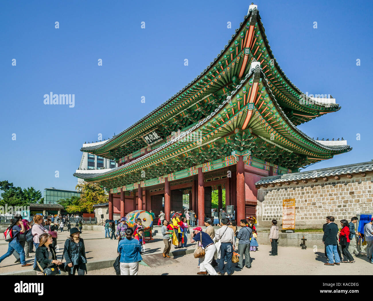 Corea del Sud, Seoul, photo oportunity a Donhwamun Gate al Palazzo di Changdeokgung (prospera virtù Palace) Foto Stock