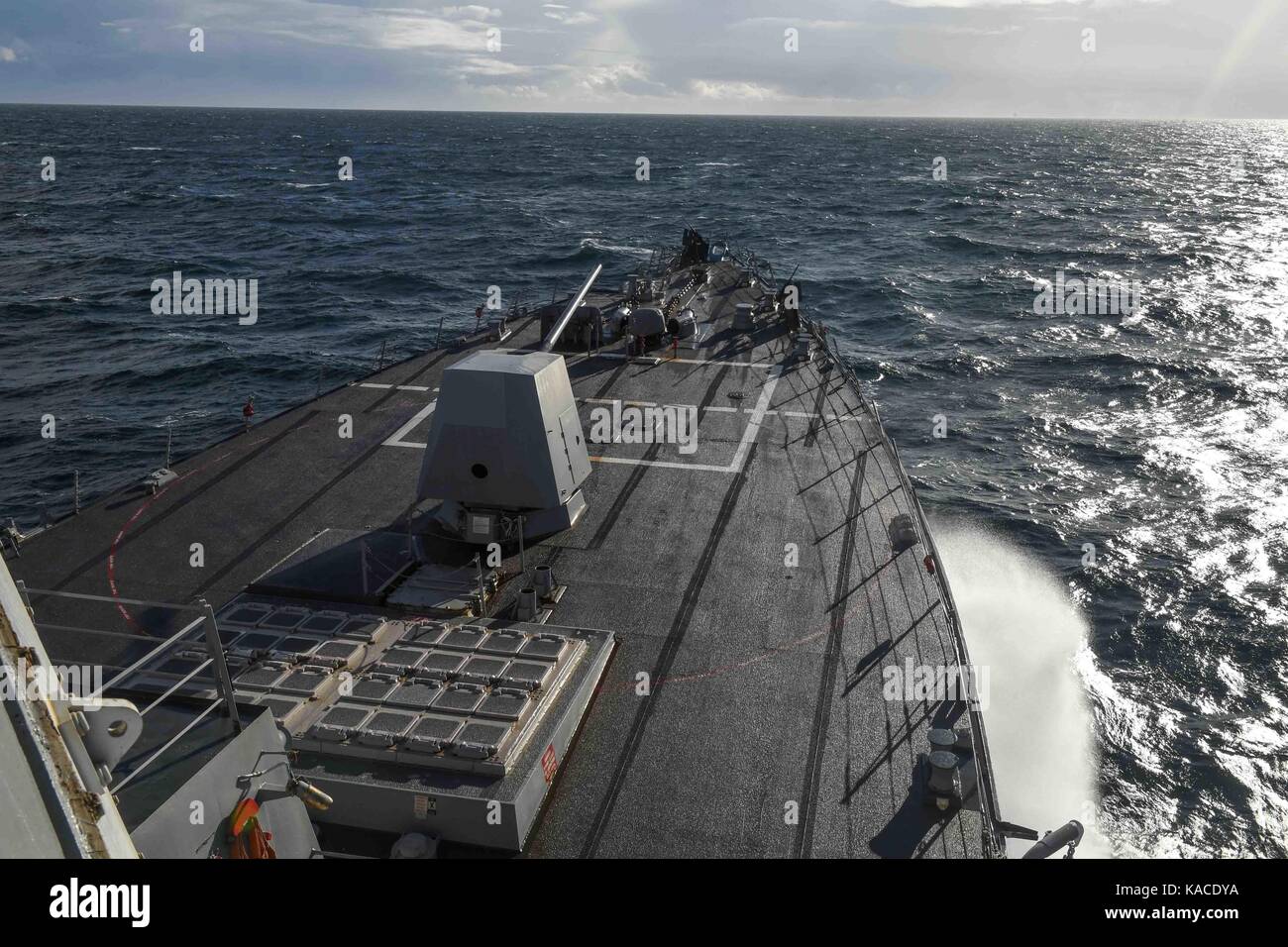 Il Arleigh Burke-class guidato-missile destroyer USS James E. Williams (DDG 95) transita l'Oceano Atlantico. Foto Stock