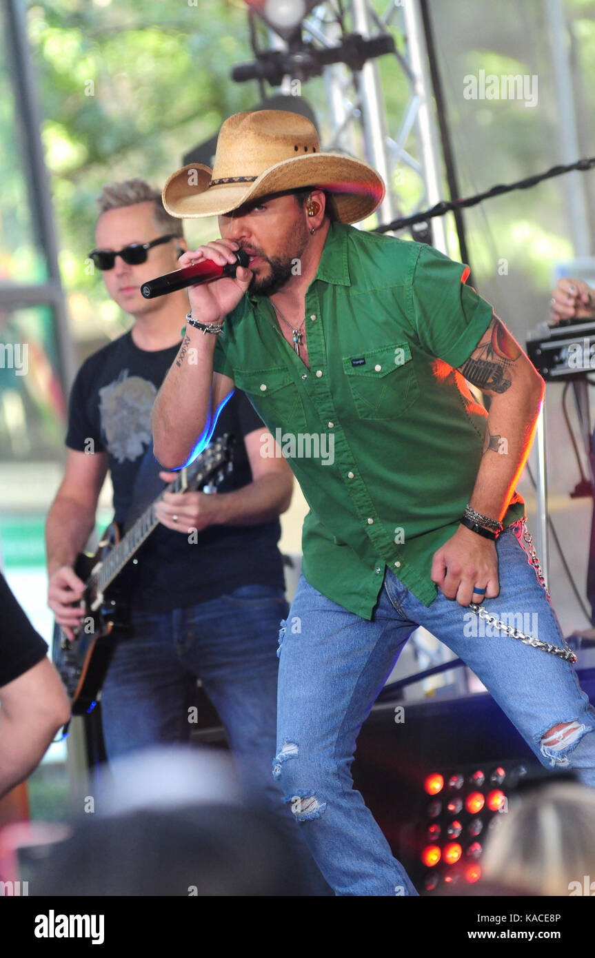 Jason aldean esegue sul 'today' mostrano una serie di concerti con: Jason aldean dove: la città di new york, new york, Stati Uniti quando: 25 ago 2017 credit: dan jackman/wenn.com Foto Stock