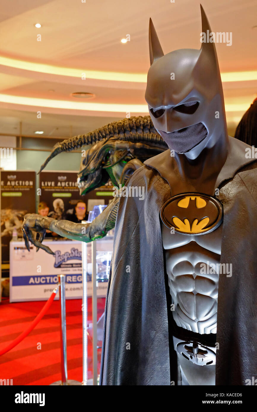 Mostra prima di un live auction al BFI IMAX il 26 settembre 2017 della TV & Movie memorabilia includente una full size costume di Batman Foto Stock
