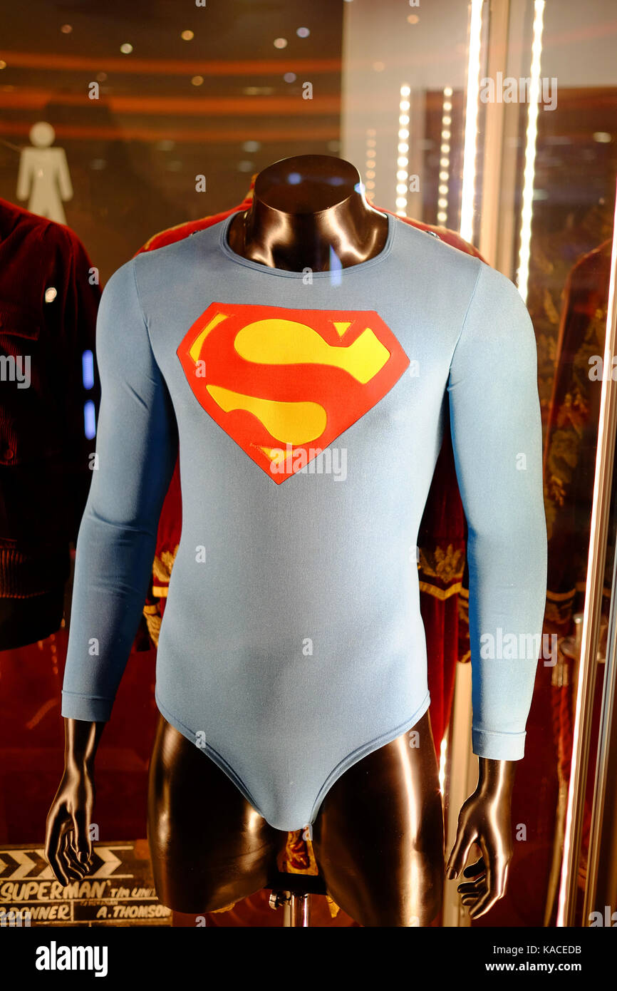 Mostra prima di un live auction al BFI IMAX il 26 settembre 2017 della TV & Movie memorabilia compreso Christopher Reeve Superman's flying tunica Foto Stock