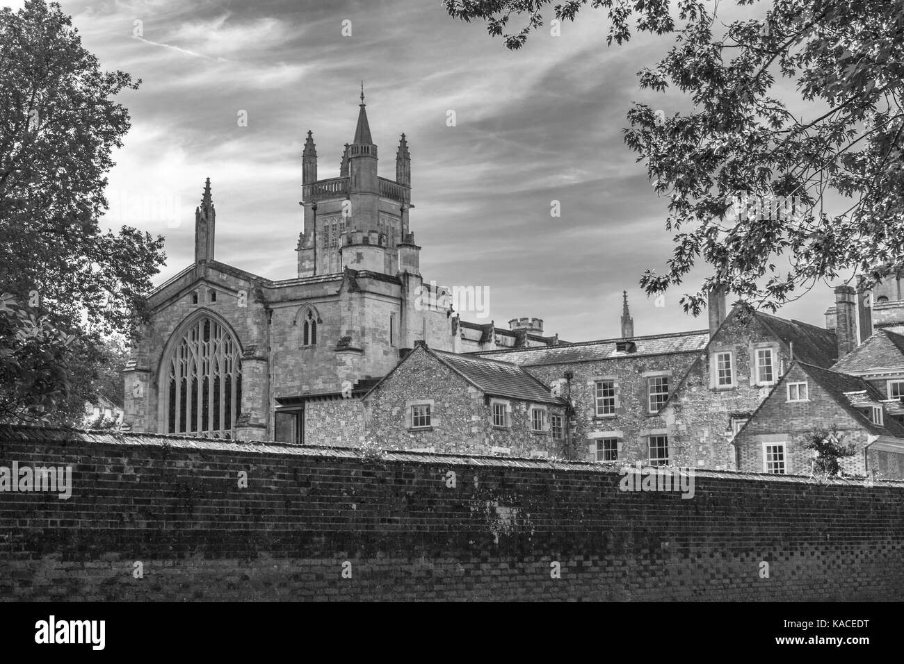 Black and White del Winchester College, un collegio indipendente - vista da College Street a Winchester, Hampshire, Inghilterra, Regno Unito Foto Stock