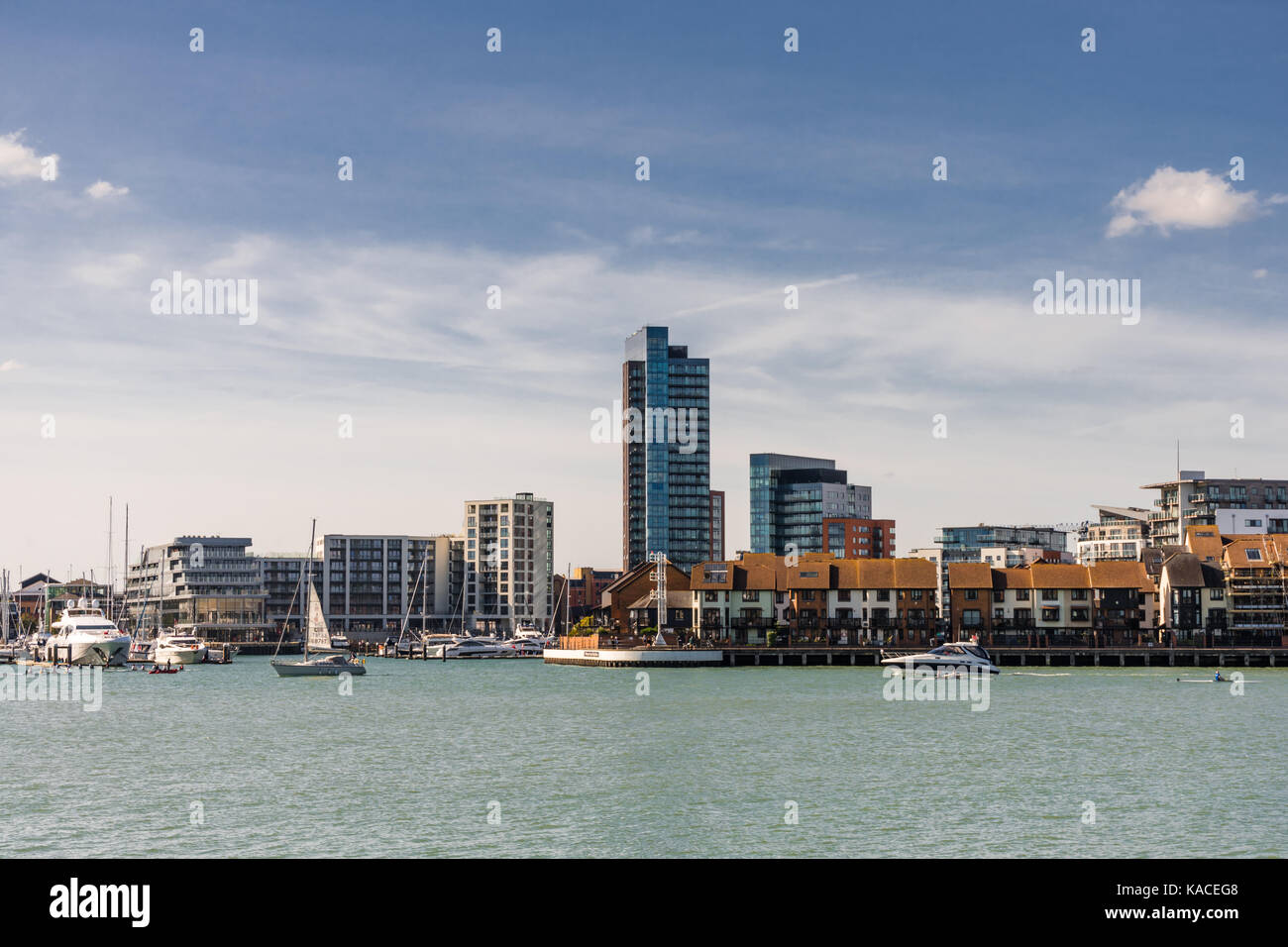 Vista sul Fiume Itchen a Ocean Village Marina in Southampton Regno Unito con l'Admirals Quay sviluppo compreso l'alto luogo Moresby Tower, 2017 Foto Stock