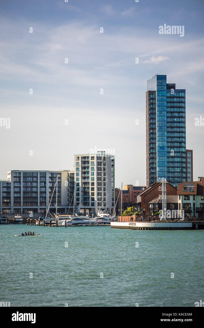 Vista sul Fiume Itchen a Ocean Village Marina in Southampton Regno Unito con l'Admirals Quay sviluppo compreso l'alto luogo Moresby Tower, 2017 Foto Stock