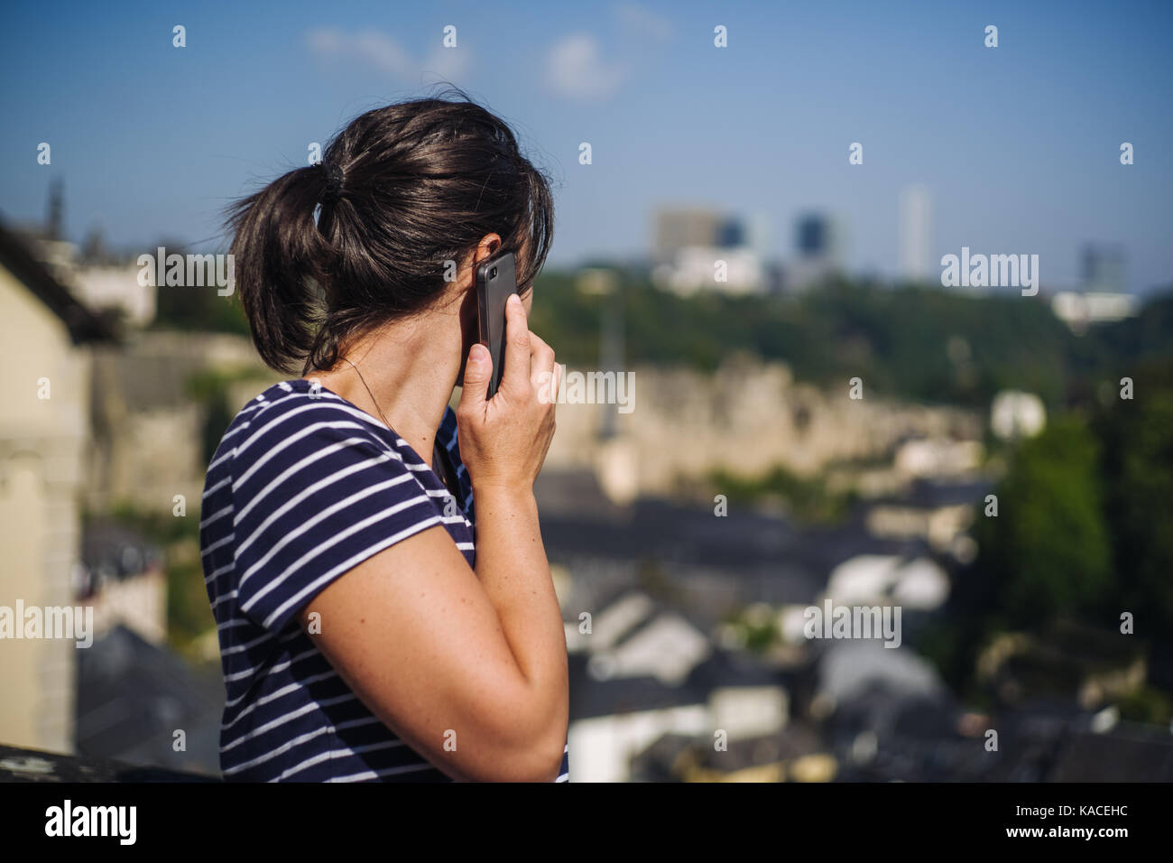 Candida scena di una ragazza parlando al telefono nella città di Lussemburgo Foto Stock