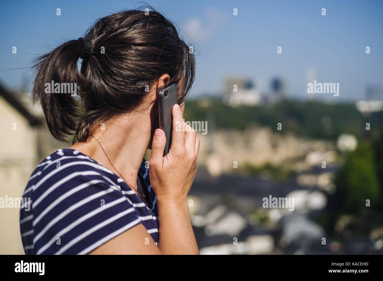 Candida scena di una ragazza parlando al telefono nella città di Lussemburgo Foto Stock