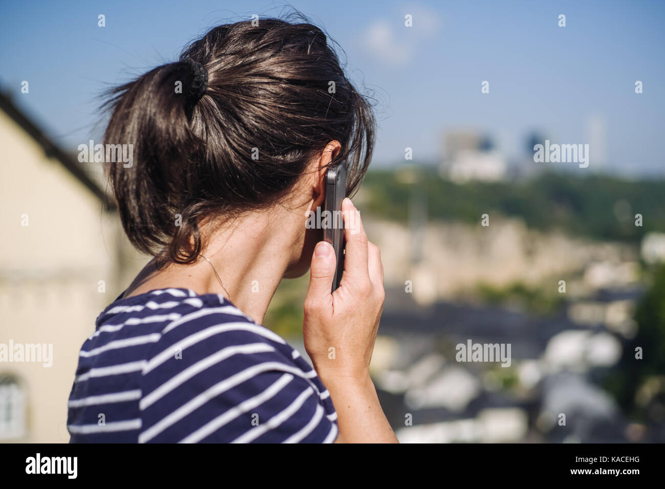 Candida scena di una ragazza parlando al telefono nella città di Lussemburgo Foto Stock