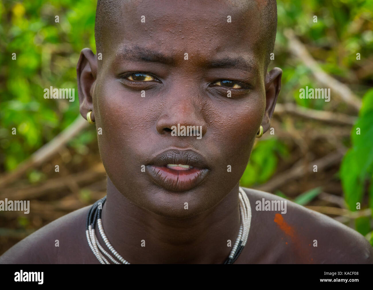 Bodi ragazza frequentando Kael tribù cerimonia, Gurra, Hana Mursi, Valle dell'Omo, Etiopia Foto Stock