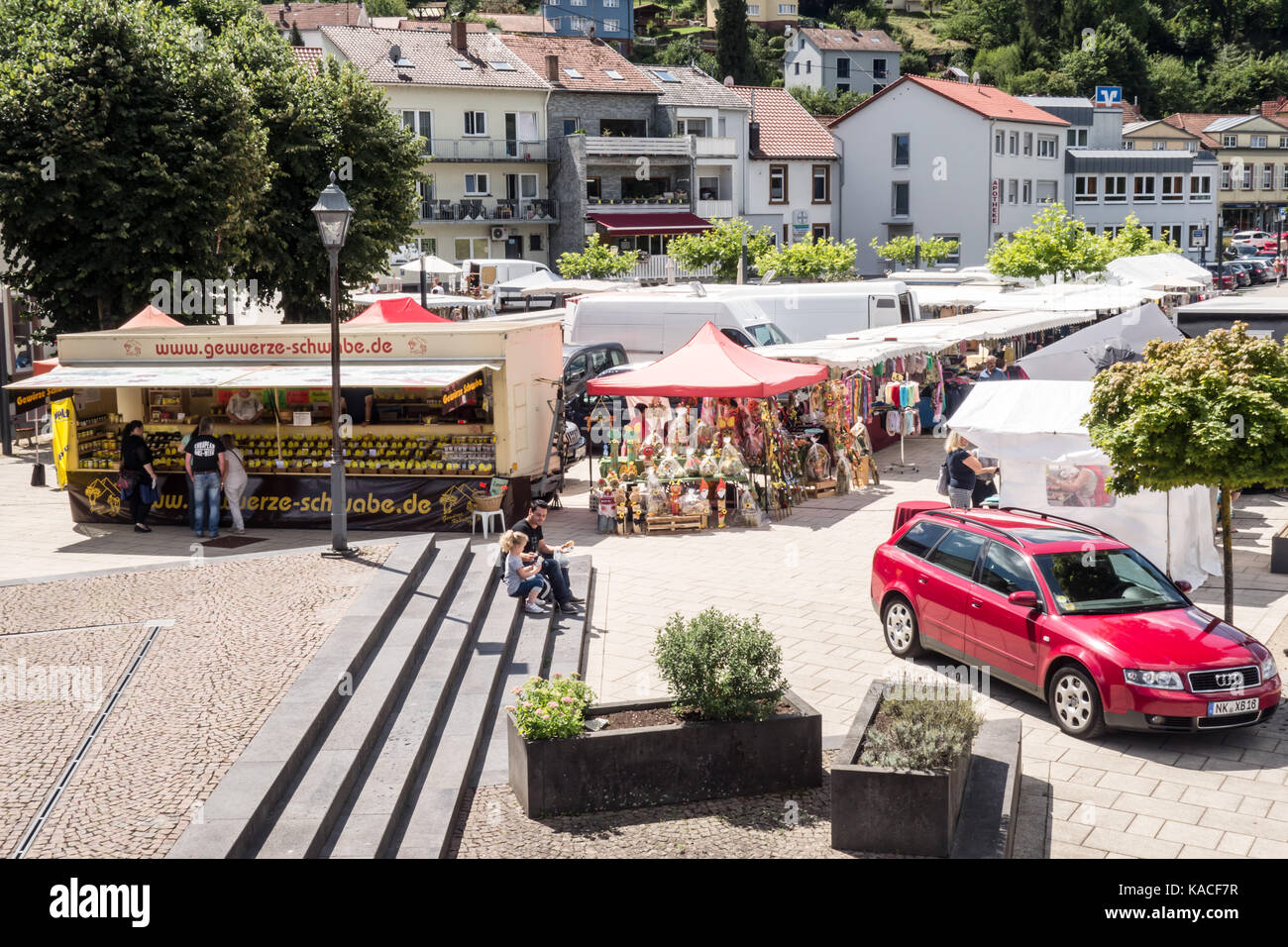 METTLACH, GERMANIA - 6 agosto 17: Un mercato domenicale è aperto per i locali e i turisti presso il molo. Foto Stock