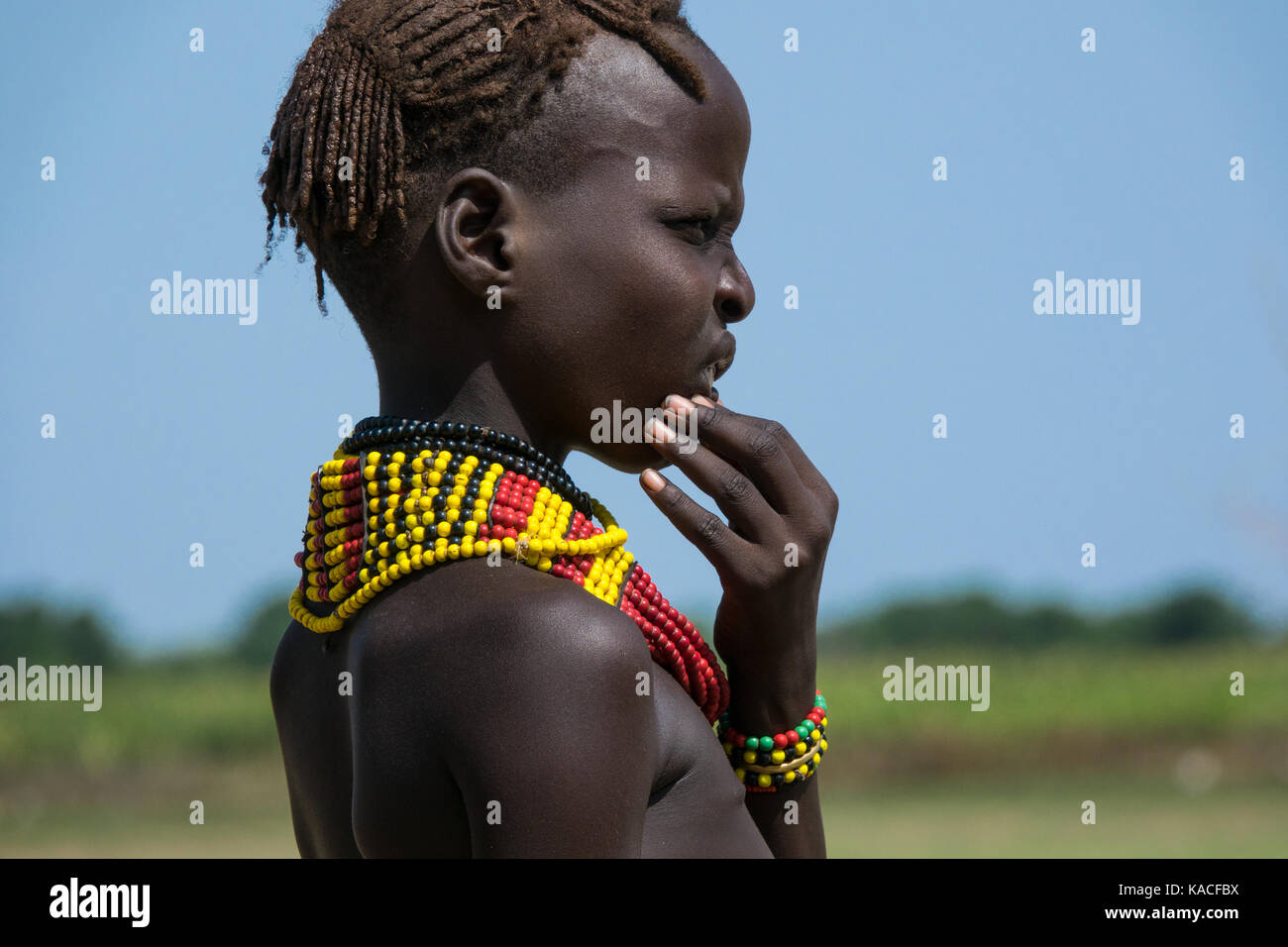 Ragazza che frequentano Dassanech orgoglioso Ox celebrazione, Salheng,Turkana County, Omorate, Etiopia Foto Stock