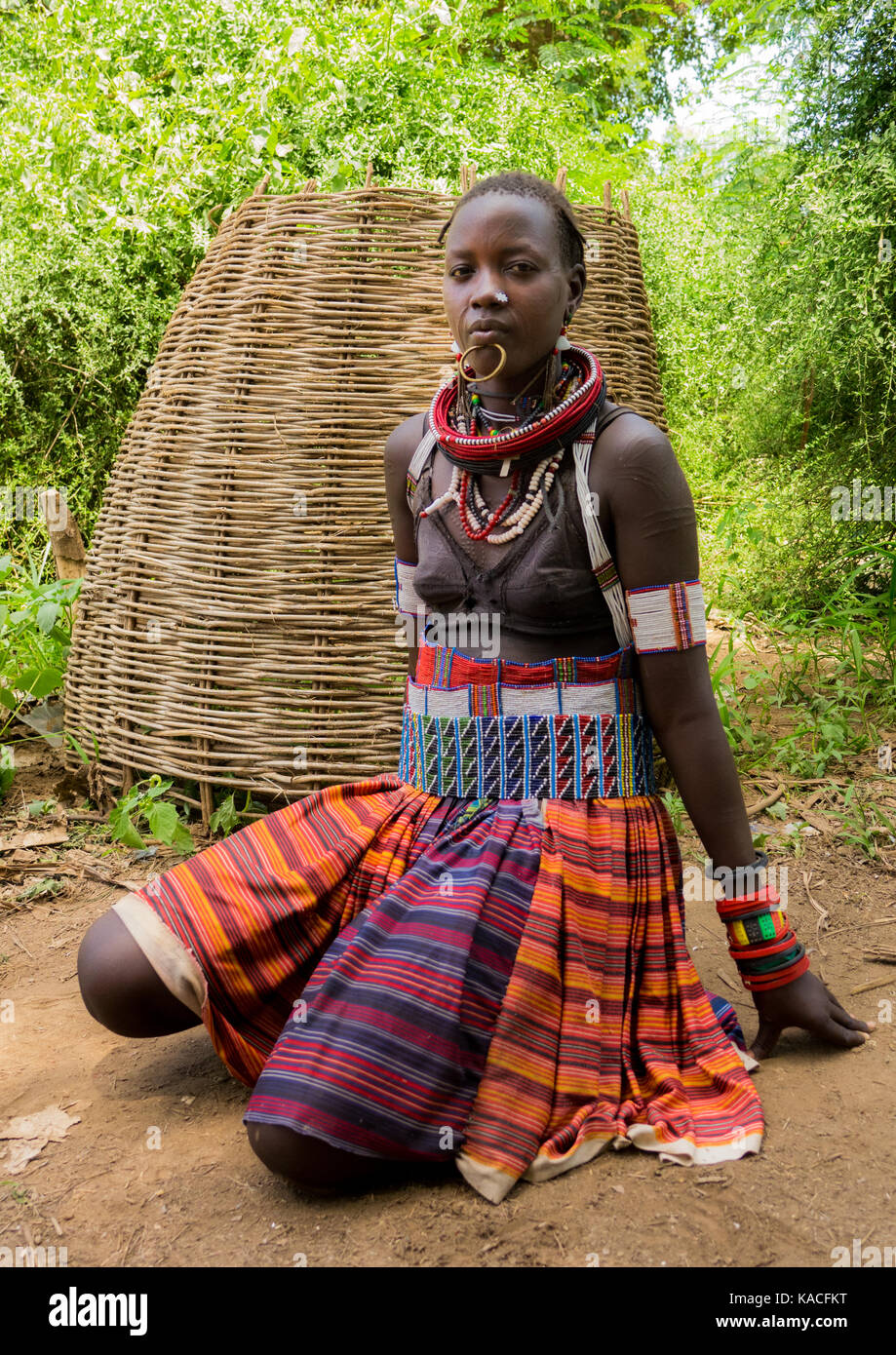 Toposa sudanese tribù ragazza rifugiato in Kangate, Valle dell'Omo, Etiopia Foto Stock