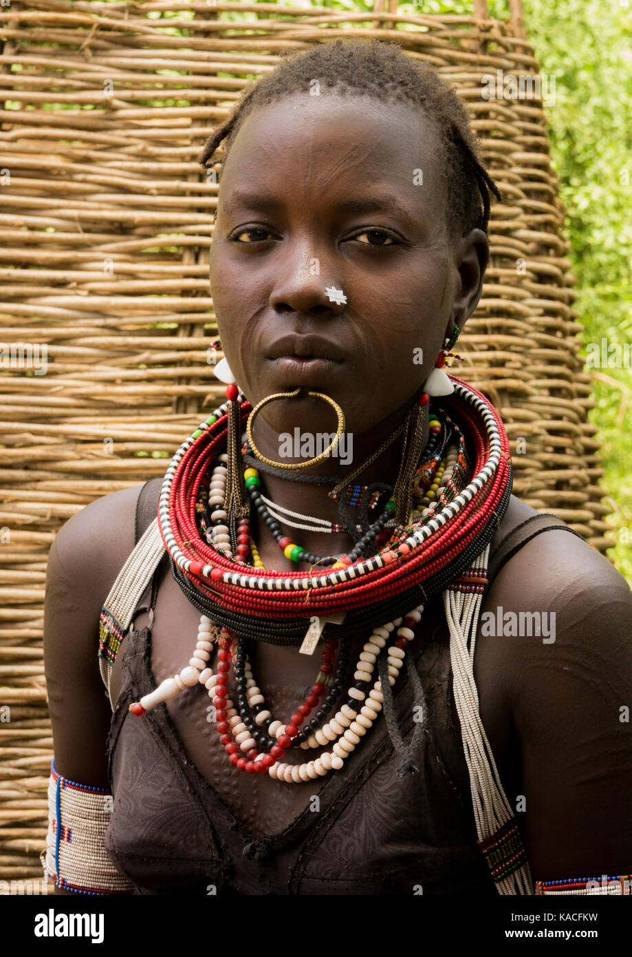 Toposa sudanese tribù ragazza rifugiato in Kangate, Valle dell'Omo, Etiopia Foto Stock