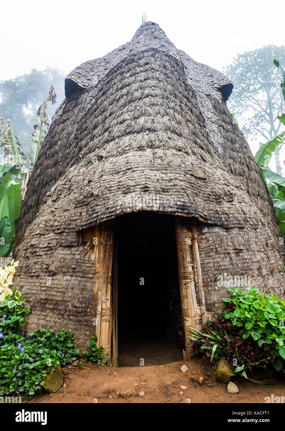 Dorze tradizionale casa fatta di bambù e foglie, gamole, Etiopia Foto Stock