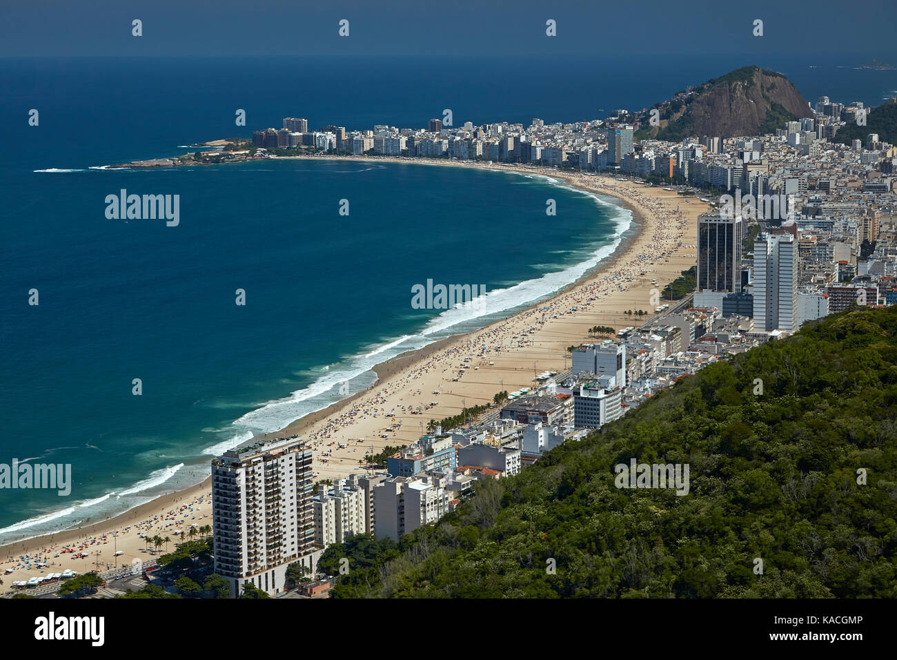 Sulla spiaggia di Copacabana, rio de janeiro, Brasile, Sud America - aerial Foto Stock