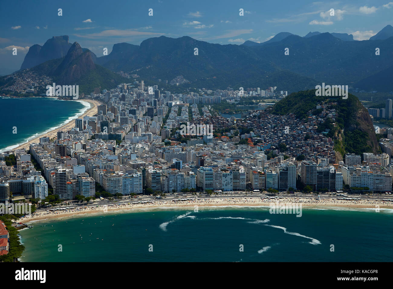 La spiaggia di Ipanema (in alto a sinistra), la gente sulla spiaggia di Copacabana, appartamenti e cantagalo favela (a destra), Rio de janeiro, Brasile, Sud America - aerial Foto Stock