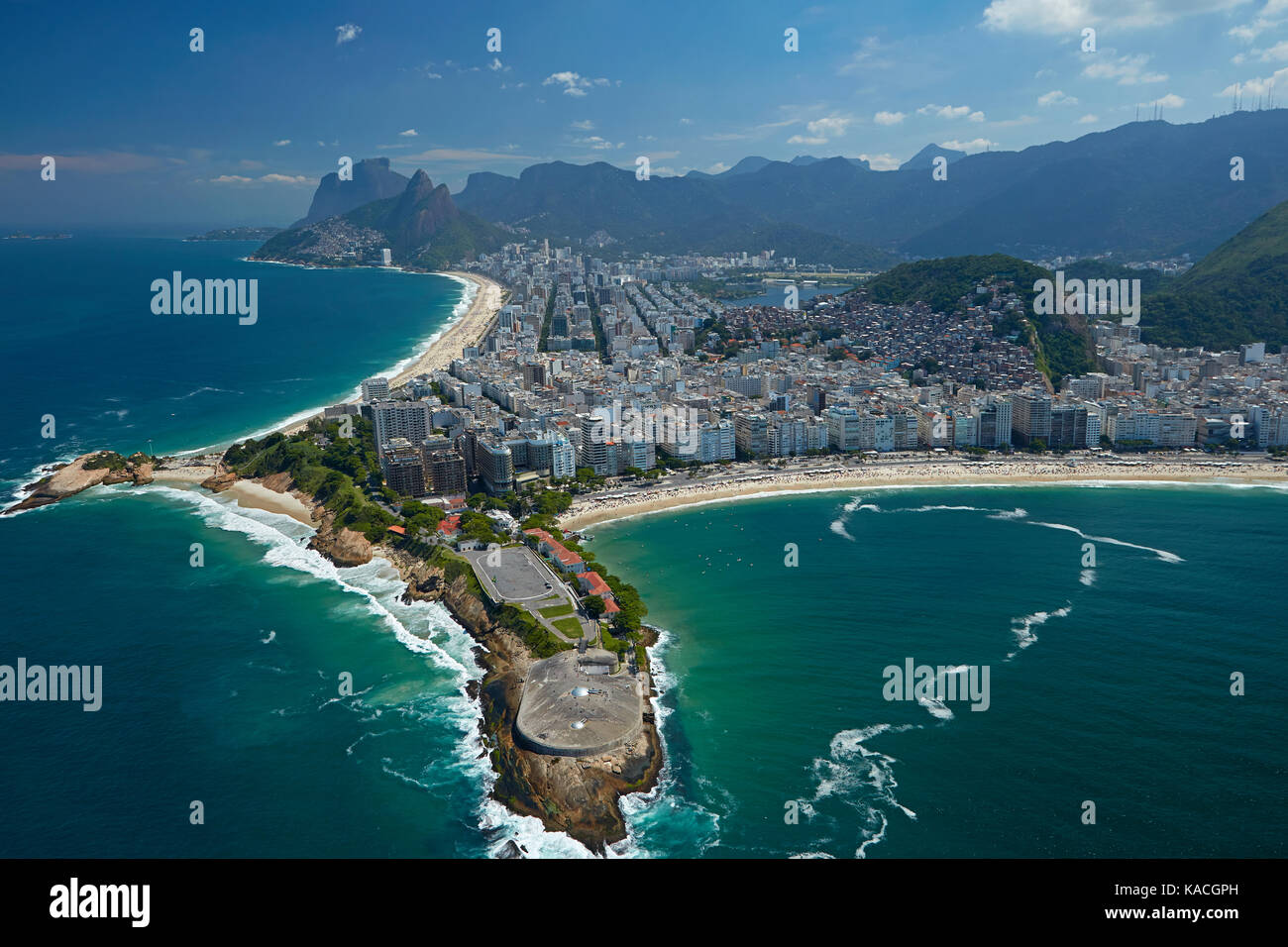 Forte di Copacabana, Ipanema beach (in alto a sinistra), e la spiaggia di Copacabana (a destra), Rio de janeiro, Brasile, Sud America - aerial Foto Stock
