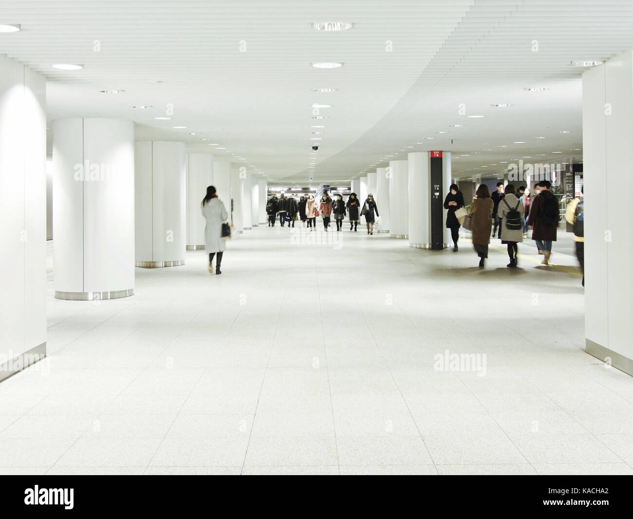 Passaggio pedonale sotterraneo che collega la stazione di Sapporo all aurora town e la stazione di odori, Hokkaido, Giappone Foto Stock