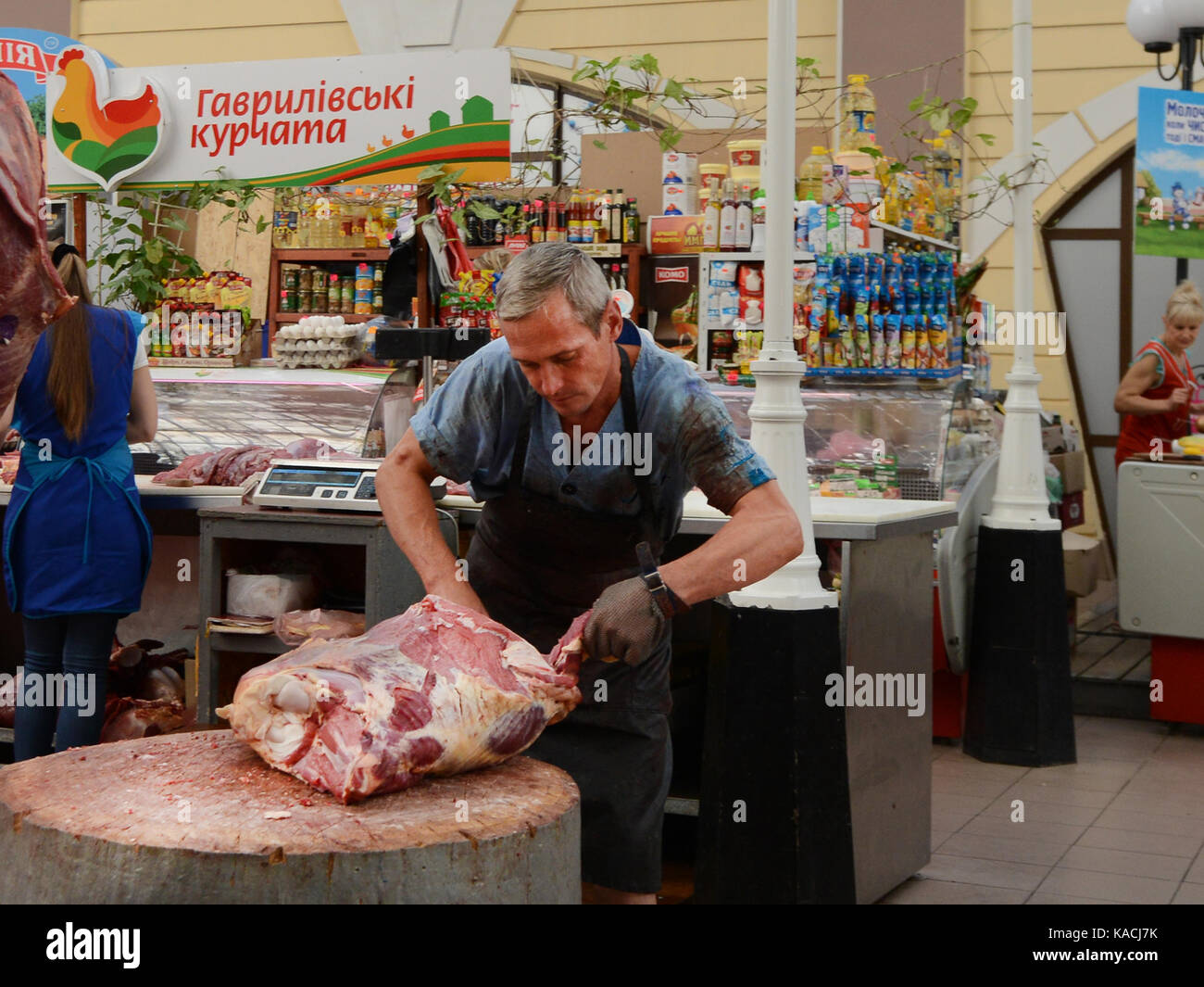 Mercato Pryvoz è un mercato tentacolare risalente al 1827 la vendita di prodotti freschi, i beni usati & economici abbigliamento. Foto Stock