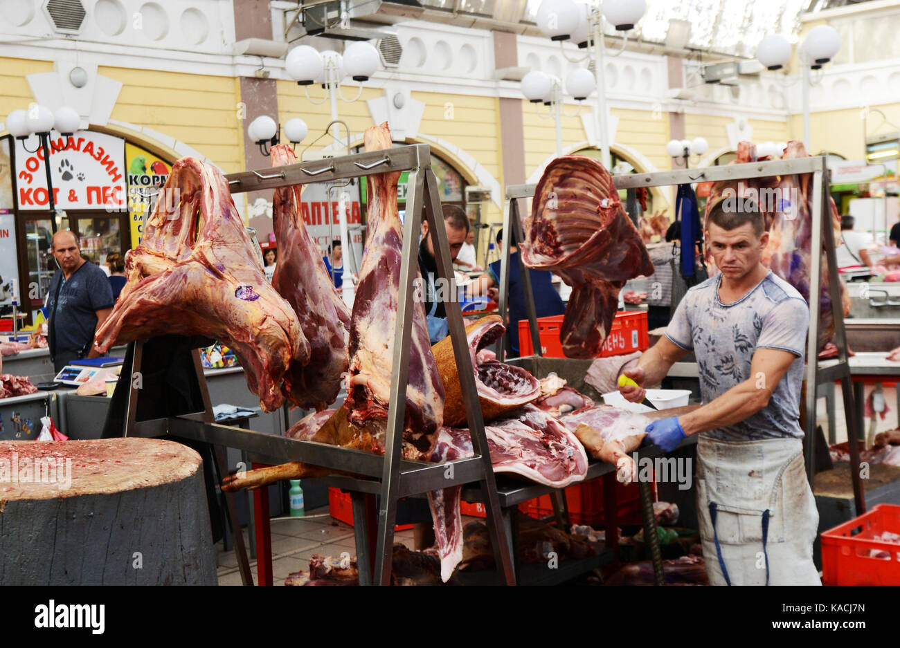 Mercato Pryvoz è un mercato tentacolare risalente al 1827 la vendita di prodotti freschi, i beni usati & economici abbigliamento. Foto Stock