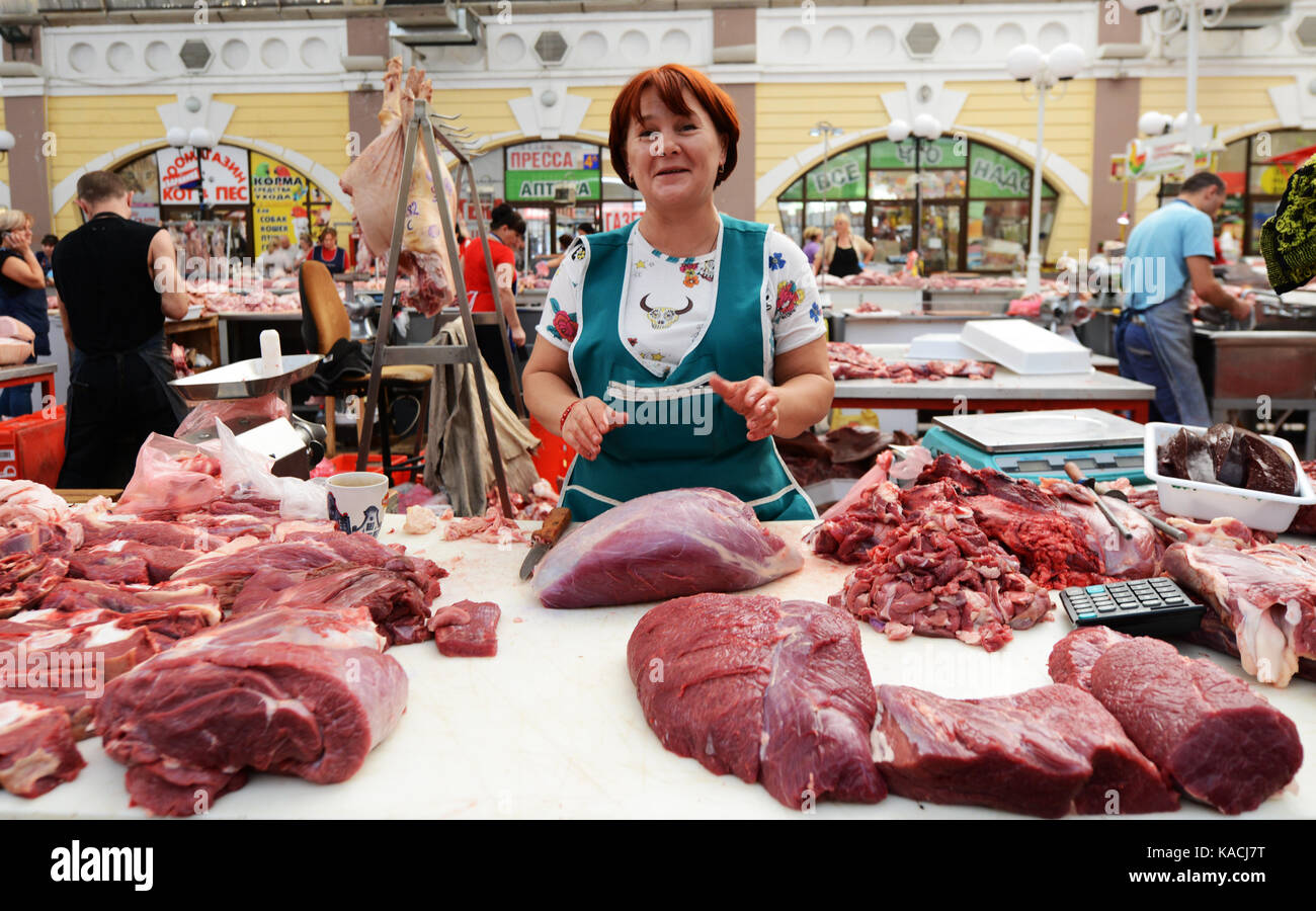 Mercato Pryvoz è un mercato tentacolare risalente al 1827 la vendita di prodotti freschi, i beni usati & economici abbigliamento. Foto Stock