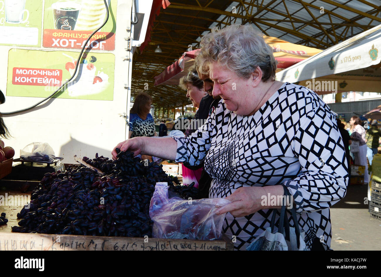 Mercato Pryvoz è un mercato tentacolare risalente al 1827 la vendita di prodotti freschi, i beni usati & economici abbigliamento. Foto Stock
