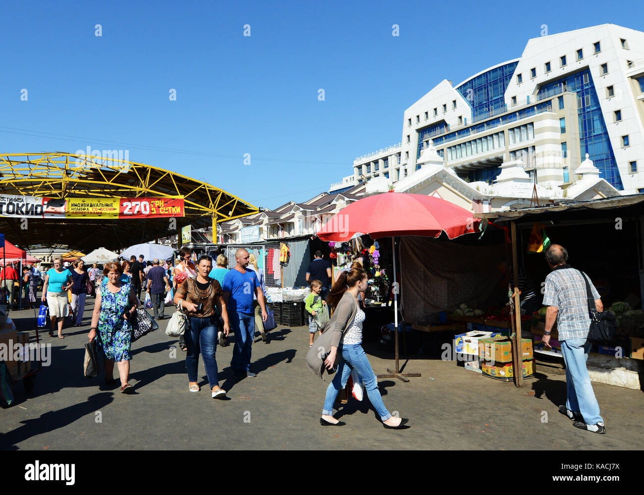 Mercato Pryvoz è un mercato tentacolare risalente al 1827 la vendita di prodotti freschi, i beni usati & economici abbigliamento. Foto Stock