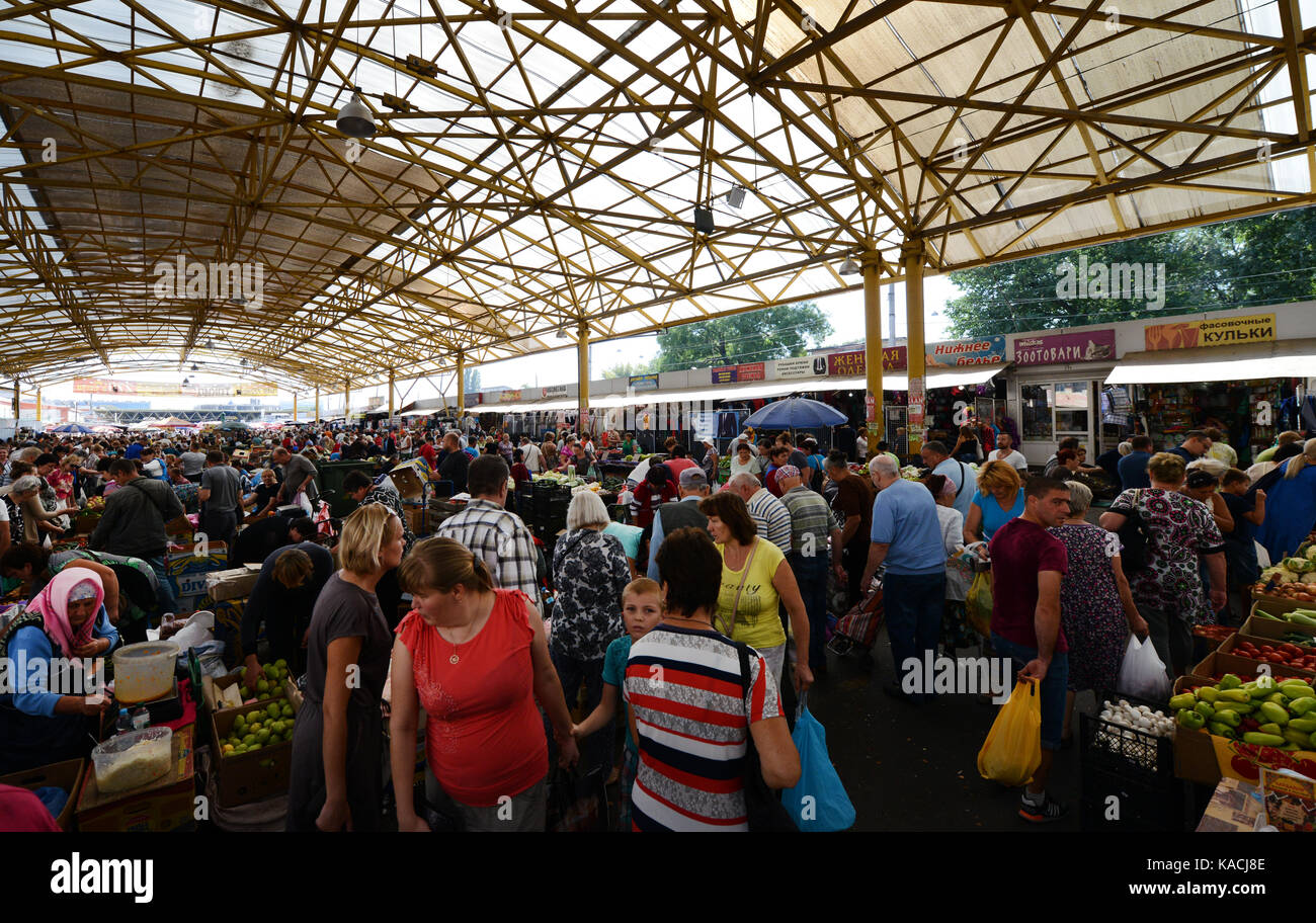 Mercato Pryvoz è un mercato tentacolare risalente al 1827 la vendita di prodotti freschi, i beni usati & economici abbigliamento. Foto Stock