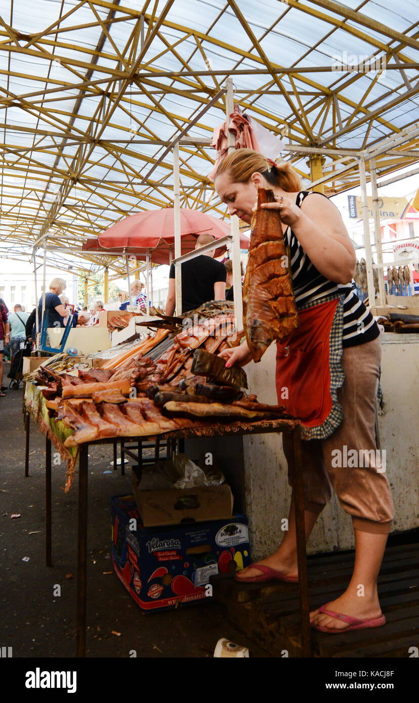 Mercato Pryvoz è un mercato tentacolare risalente al 1827 la vendita di prodotti freschi, i beni usati & economici abbigliamento. Foto Stock