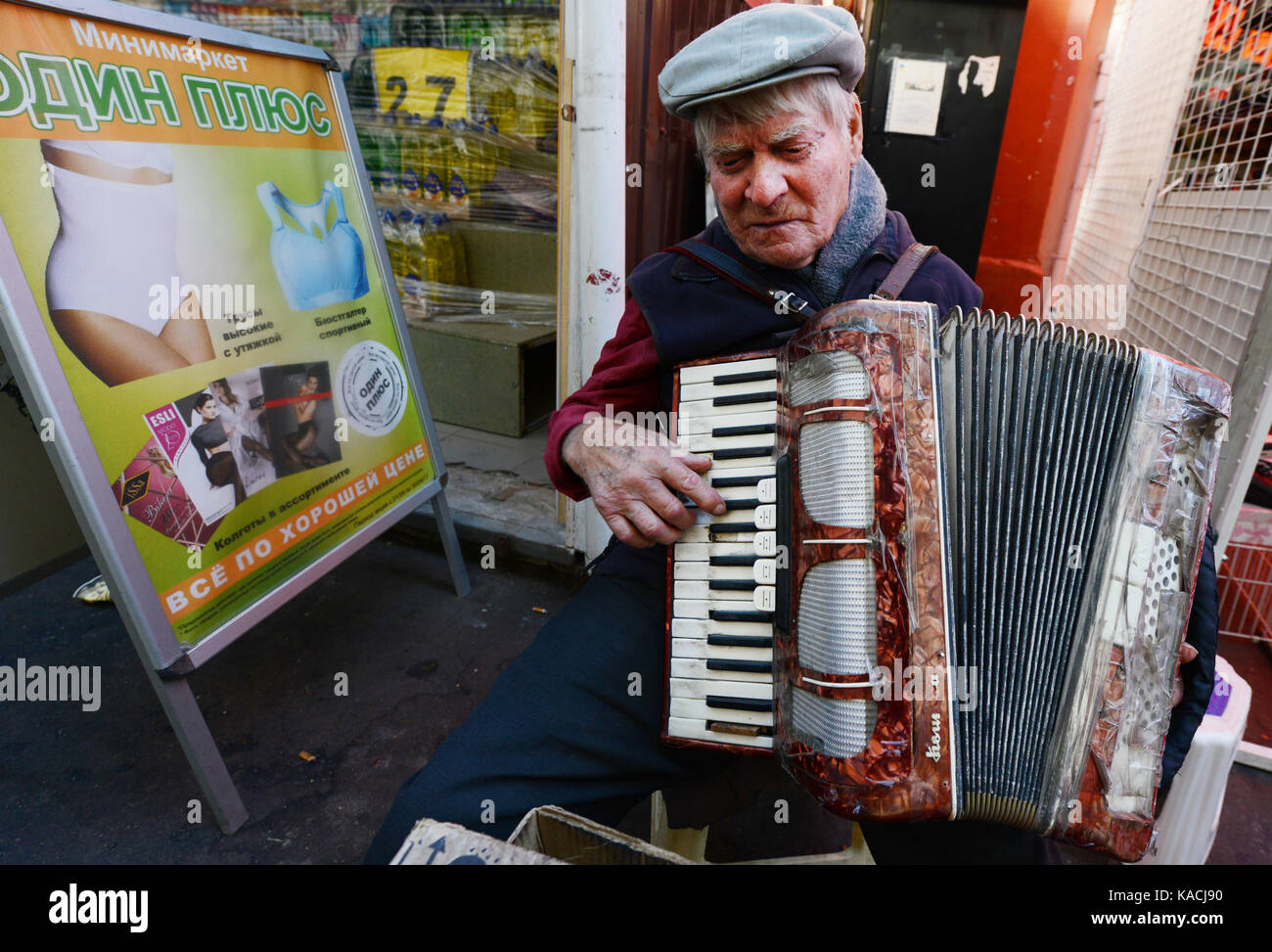 Mercato Pryvoz è un mercato tentacolare risalente al 1827 la vendita di prodotti freschi, i beni usati & economici abbigliamento. Foto Stock