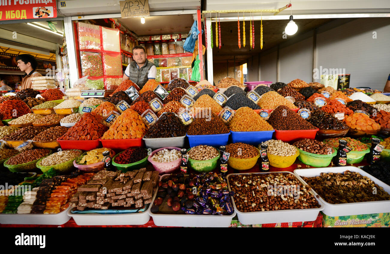 Mercato Pryvoz è un mercato tentacolare risalente al 1827 la vendita di prodotti freschi, i beni usati & economici abbigliamento. Foto Stock