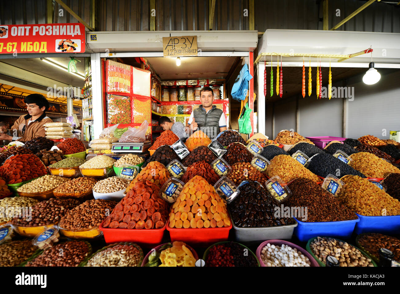 Mercato Pryvoz è un mercato tentacolare risalente al 1827 la vendita di prodotti freschi, i beni usati & economici abbigliamento. Foto Stock