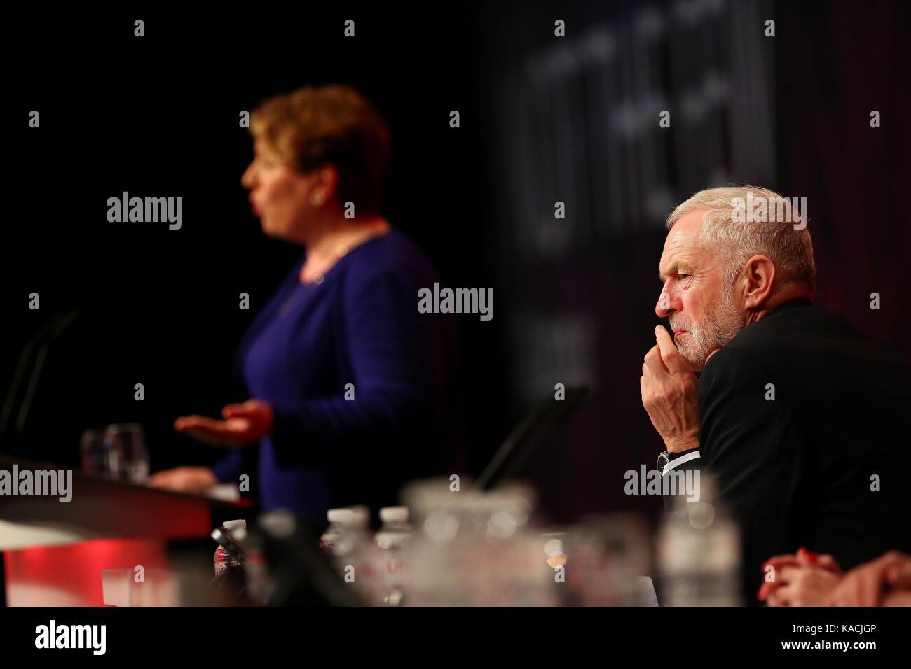 Leader del partito laburista Jeremy Corbyn guarda durante Emily Thornberry il discorso del secondo giorno del partito laburista Conferenza - 25 Set 2017 Foto Stock