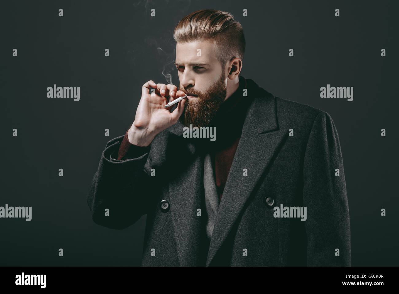 Elegante uomo Sigaretta fumare Foto Stock