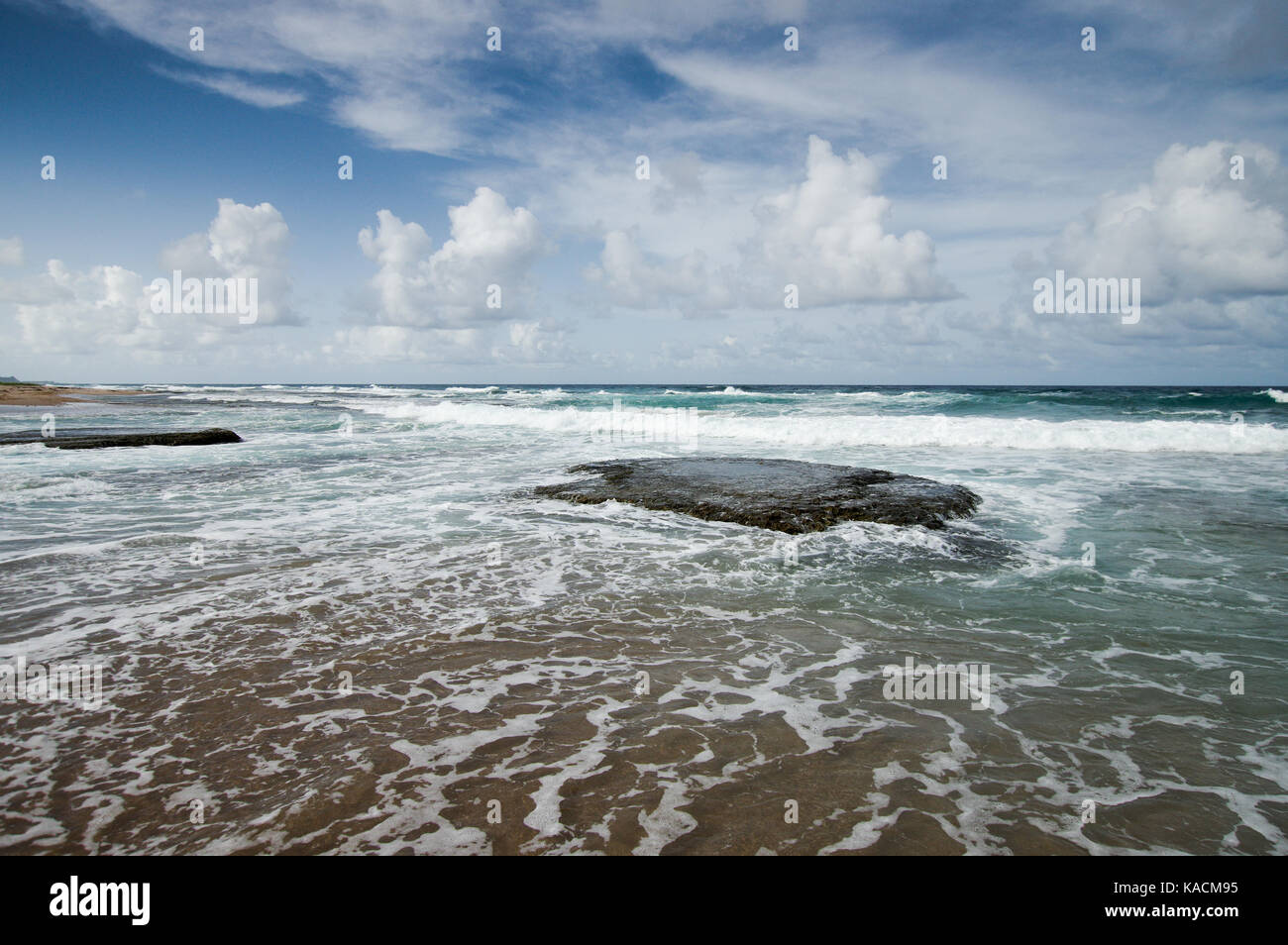 Frittella piatta modellate rocce sulla spiaggia Cattlewash sulla costa est di Barbados Foto Stock
