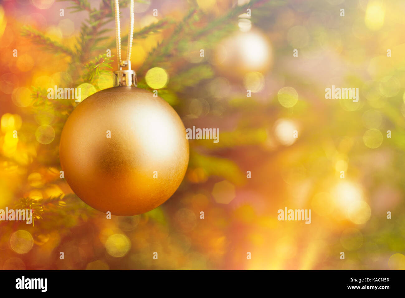 A Natale decorazione albero ninnolo su albero di Natale decorato bac Foto Stock