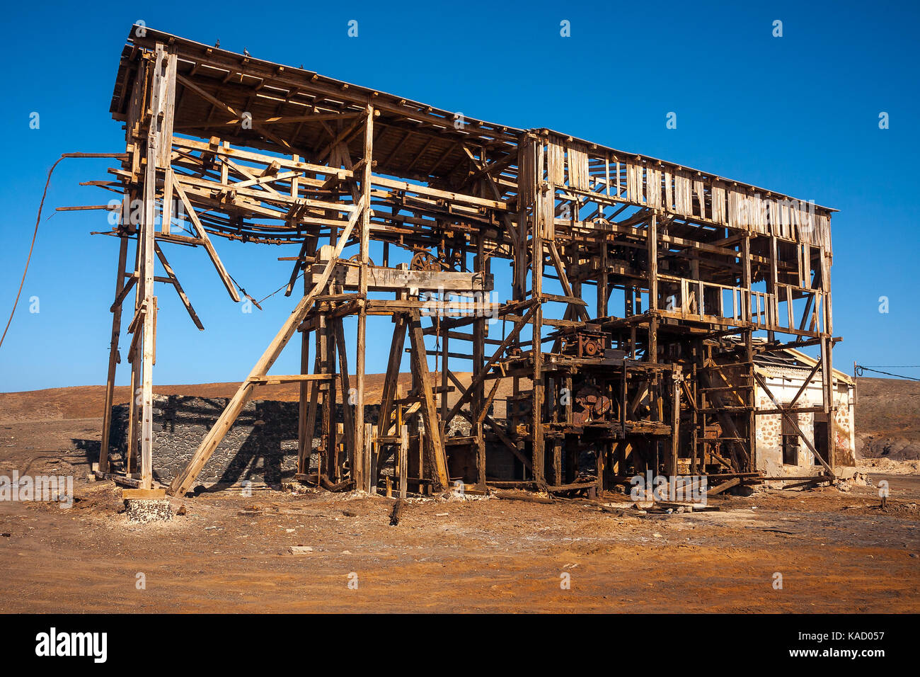 Costruzione in legno, macchine del sistema a pulegge nella miniera di sale di pedra de lume. Isola di Sal. Capo verde Foto Stock