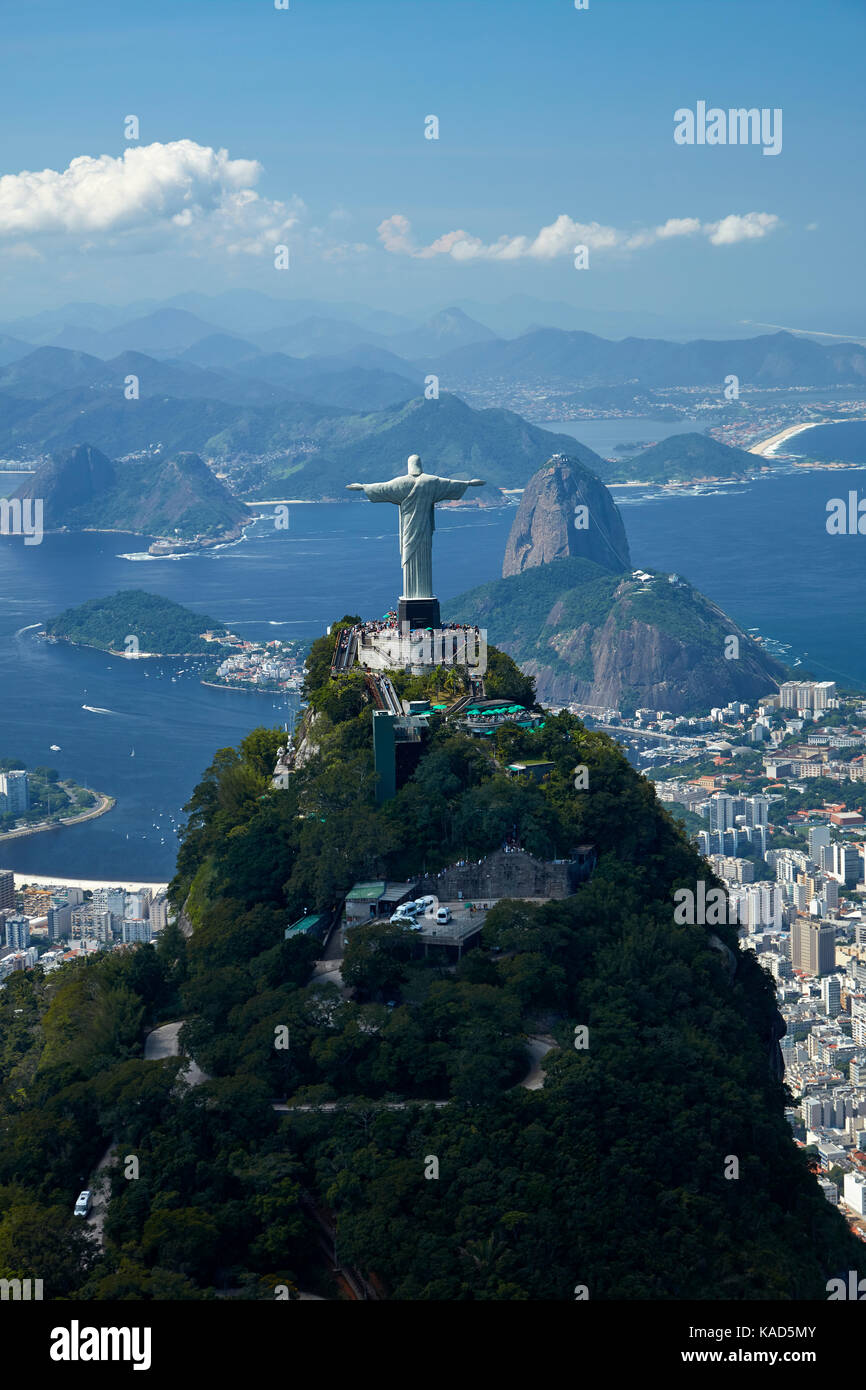 Statua del Cristo Redentore in cima al Corcovado, e Pan di zucchero, Rio de Janeiro, Brasile, Sud America - aereo Foto Stock