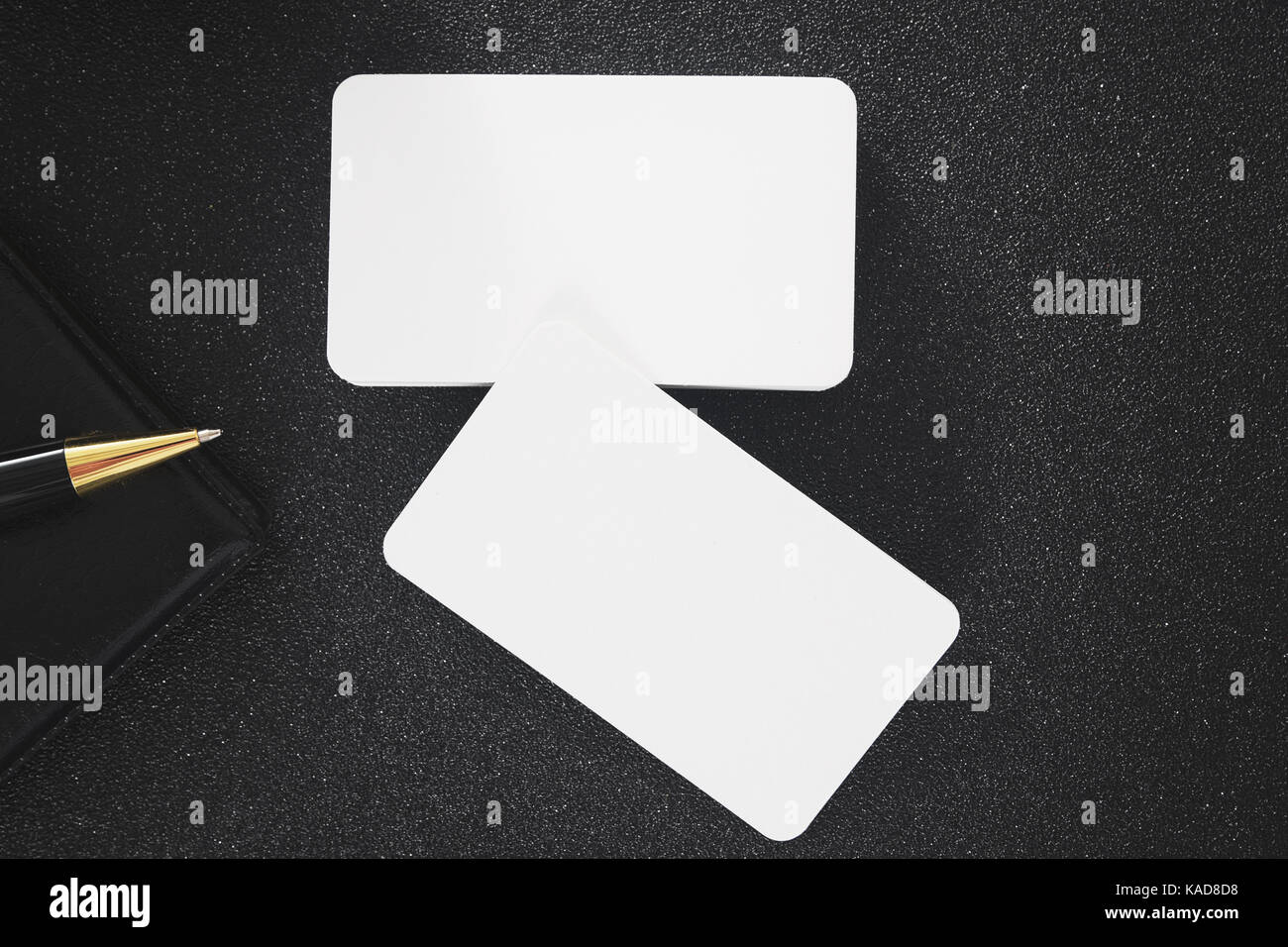 Blank business card mock up sul tavolo per la progettazione business contact Foto Stock