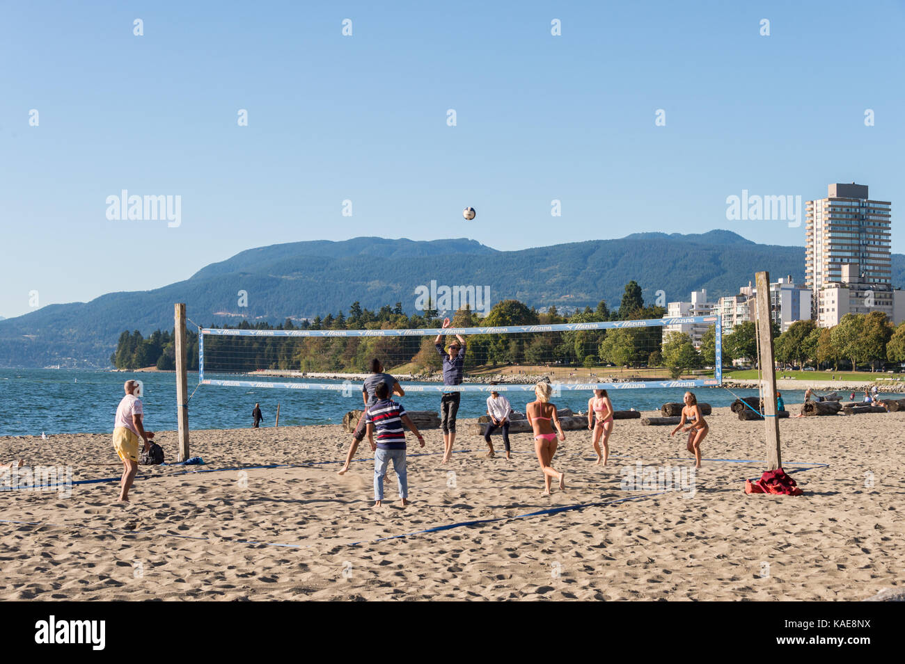 Persone che giocano a beach volley in Vancouver English Bay beach in estate. Vancouver, British Columbia, Canada - 14 September 2017. Foto Stock