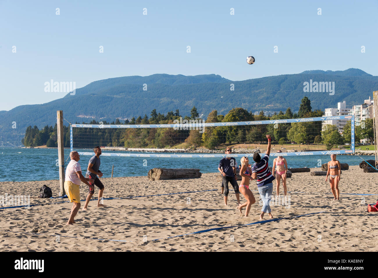 Persone che giocano a beach volley in Vancouver English Bay beach in estate. Vancouver, British Columbia, Canada - 14 September 2017. Foto Stock