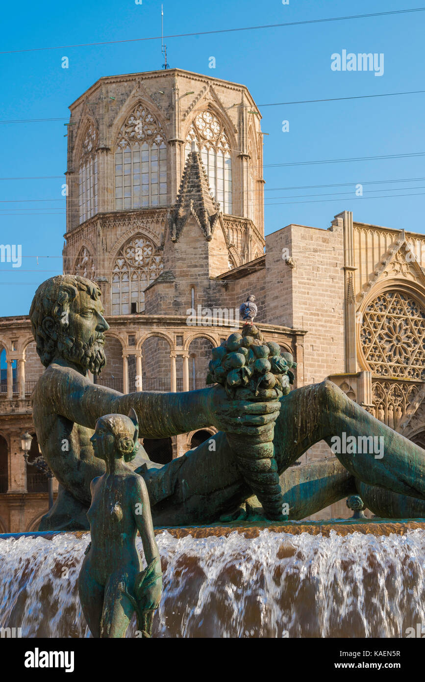 Valencia Fontana Turia, statua del Nettuno sul Turia fontana nella Plaza de la Virgen con la cattedrale torre lanterna in background, Spagna. Foto Stock