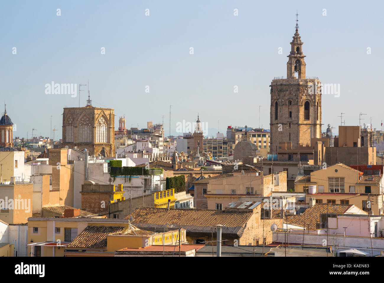 Valencia Spagna città, vista sui tetti del centro storico Barrio del Carmen area di Valencia con le torri della cattedrale visibile nello skyline della citta'. Foto Stock