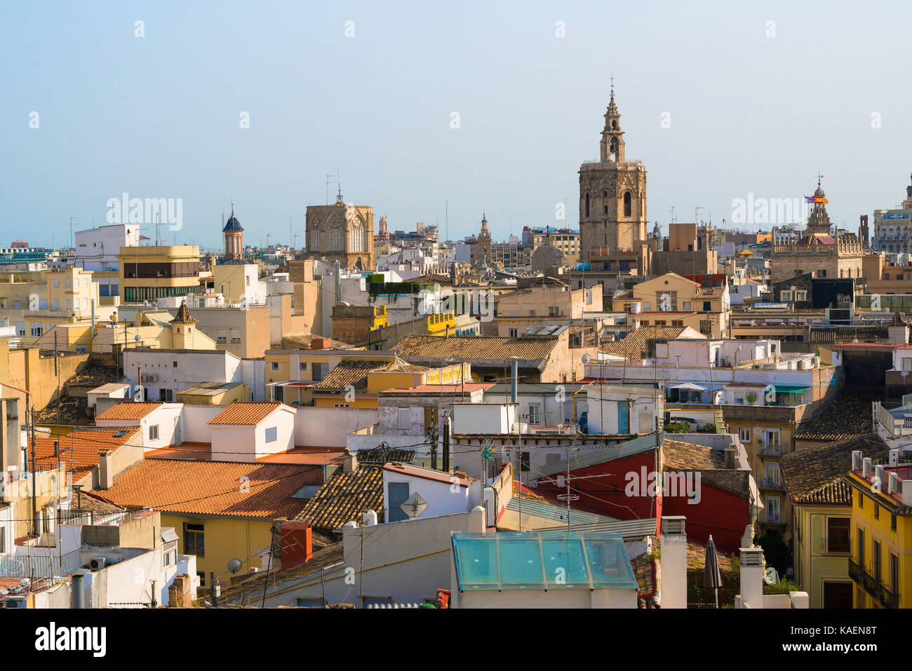 Città di Valencia vista, vista sui tetti del centro storico Barrio del Carmen area di Valencia con le torri della cattedrale visibile sullo skyline, Spagna. Foto Stock